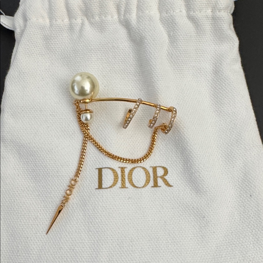 NWT- Dior single ear crawler Pearl Earring - Picture 5 of 5